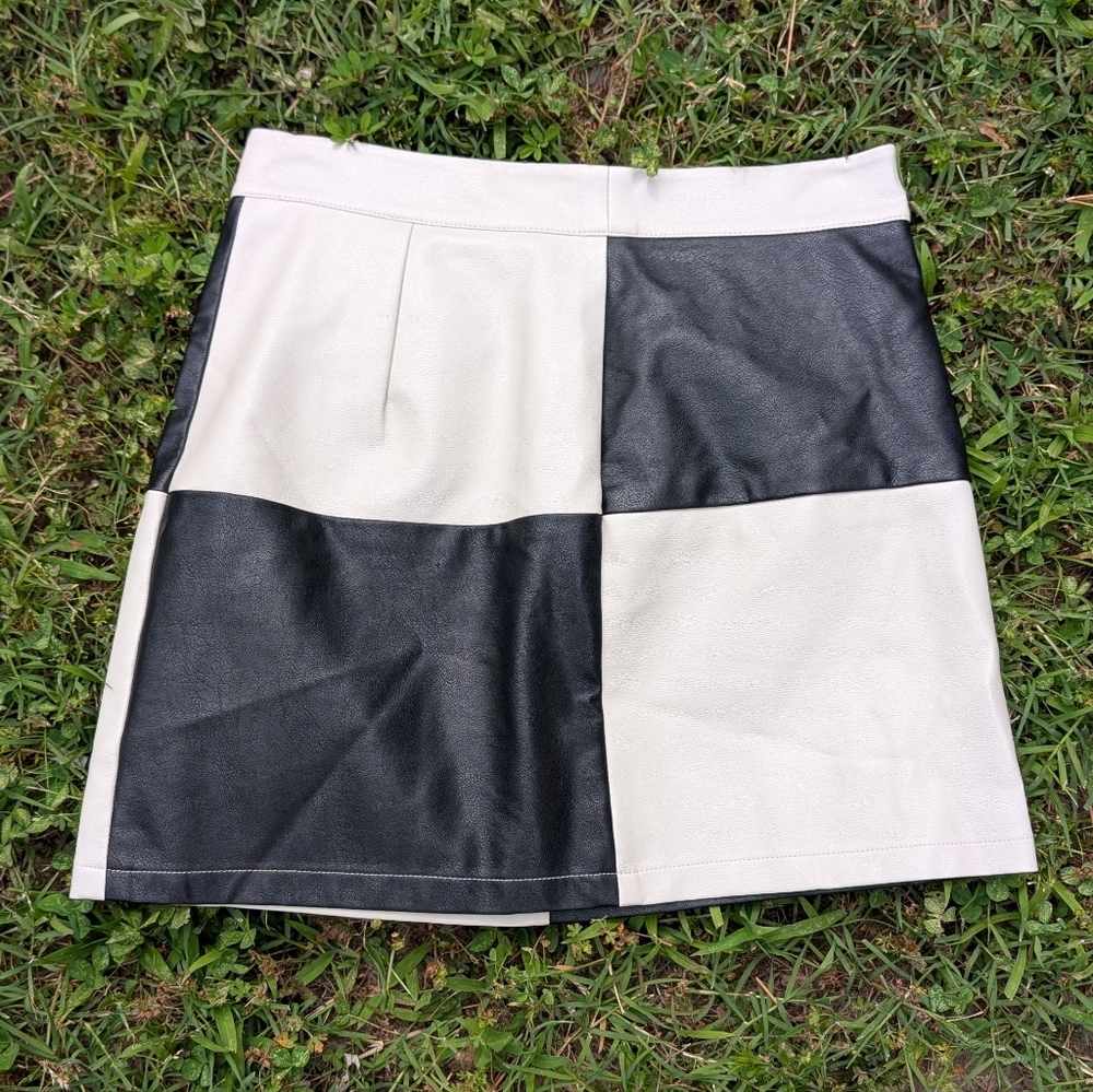 Le Lis Black and White A-Line Knee-Length Skirt